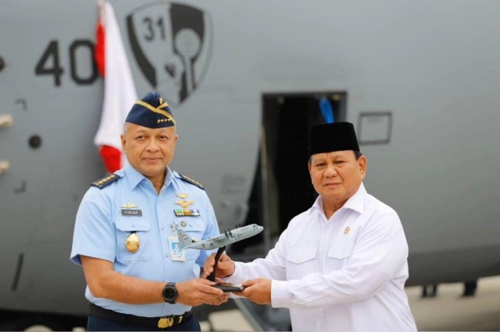Prabowo Subianto menyerahkan Pesawat Pesawat Super Hercules C-130J kedua kepada Kasau Marsekal Fadjar Prasetyo menerimanya di Lanud Halim Perdanakusuma, Jakarta, Kamis, 6 Juli 2023. (Dok. Tim Media Prabowo)
