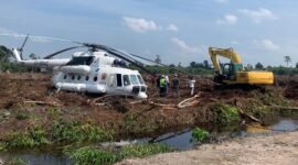 Helikopter BNPB melakukan pendaratan di area terbuka di lahan gambut Kelurahan Mendawai Seberang, Kabupaten Kotawaringin Barat. (Dok. BNPB) 