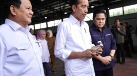 Presiden Jokowi ditemani Menteri Pertahanan Prabowo Subianto dan Menteri BUMN Erick Thohir meninjau produk senjata dan kendaraan PT Pindad. (Facbook.com/@Erick Thohir)