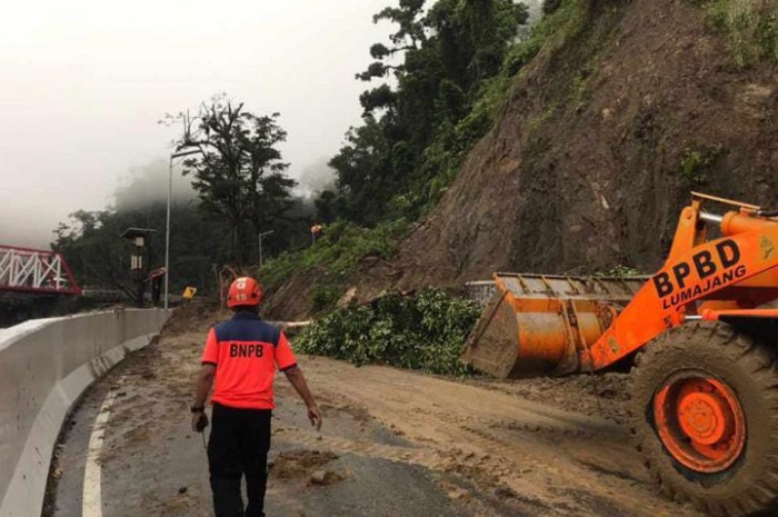 Alat berat dikerahkan dalam penanganan darurat pembukaan jalan di KM59 jalur piket nol Lumajang-Malang. (Dok. BPBD Kabupaten Lumajang) 