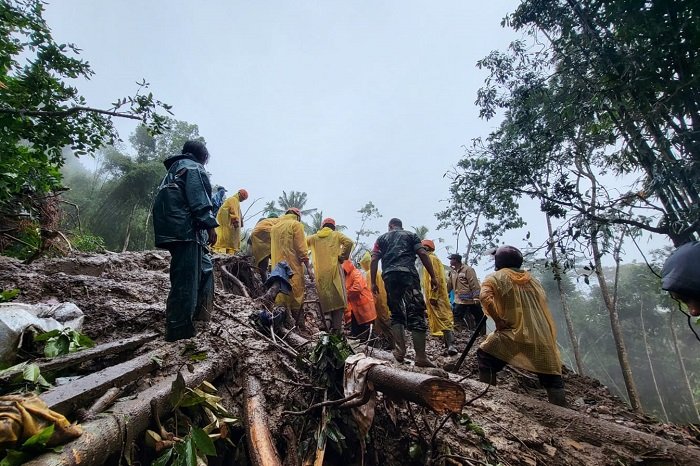 Petugas gabungan masih melakukan pencarian dan pertolongan warga Kabupaten Karangasem. (Dok. BNPB)  