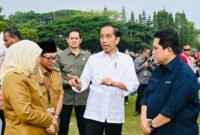 Menteri BUMN, Erick Thohir Mendampingi Presiden Joko Widodo. (Dok. BUMN)