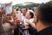 Menteri Pertahanan RI Prabowo Subianto disambut antusiasme warga saat hadir mendampingi Presiden Joko Widodo menghadiri acara “Pasar Rakyat Kota Malang”.  (Dok. Tim Media Prabowo)