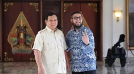 Menteri Pertahanan Prabowo Subianto bersama Podcaster konten bisnis Deryansha Azhary. (Dok. Tim Prabowo Subianto)
