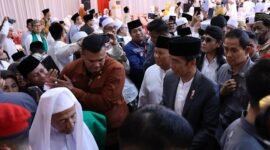 Presiden Joko Widodo (Jokowi) didampingi Menteri Pertahanan Prabowo Subianto membuka Muktamar Sufi Internasional 2023 di Sahid International Convention Center, Pekalongan, Jawa Tengah. (Dok. Tim Media Prabowo Subianto)