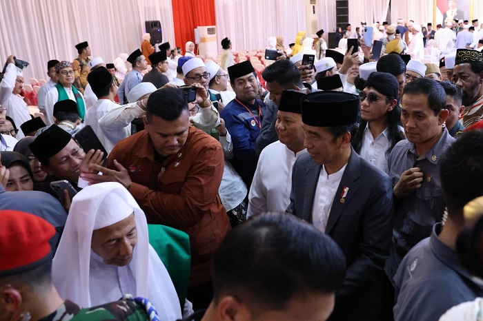 Presiden Joko Widodo (Jokowi) didampingi Menteri Pertahanan Prabowo Subianto membuka Muktamar Sufi Internasional 2023 di Sahid International Convention Center, Pekalongan, Jawa Tengah. (Dok. Tim Media Prabowo Subianto)
