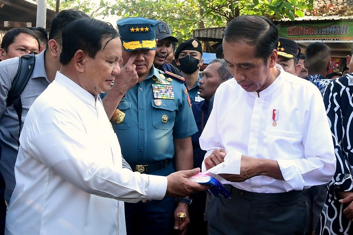 Menteri Pertahanan Prabowo Subianto mendampingi Presiden Joko Widodo (Jokowi) blusukan ke Pasar Grogolan, Pekalongan. (Dok. Tim Media Prabowo Subianto)
