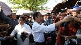 Menteri Pertahanan Prabowo Subianto mendampingi Presiden Joko Widodo (Jokowi) blusukan ke Pasar Grogolan, Pekalongan. (Dok. Tim Media Prabowo Subianto)