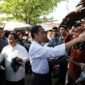 Menteri Pertahanan Prabowo Subianto mendampingi Presiden Joko Widodo (Jokowi) blusukan ke Pasar Grogolan, Pekalongan. (Dok. Tim Media Prabowo Subianto)