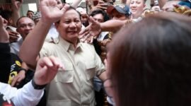 Ketua Umum Partai Gerindra Prabowo Subianto saat bersama Masyarakat. (Facbook.com/@Prabowo Subianto)