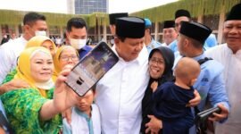 Ketua Umum Partai Gerindra Prabowo Subianto saat bersama Masyarakat. (Facbook.com/@Prabowo Subianto)

