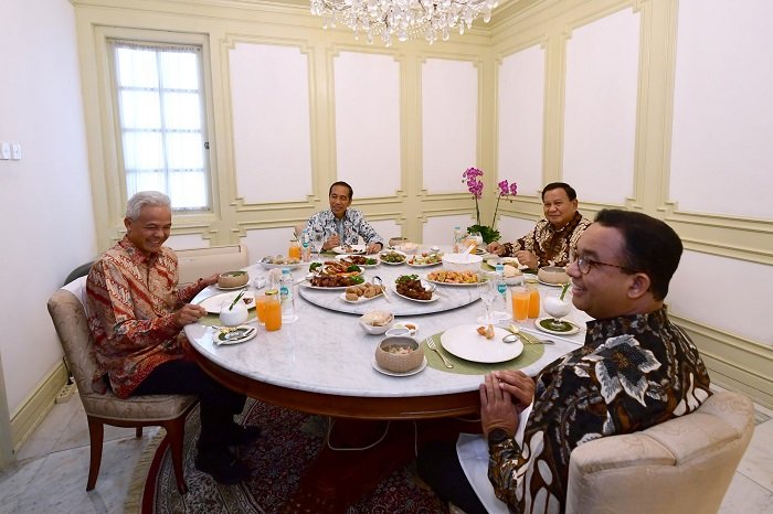 Presiden Jokowi melakukan santap siang bersama tiga calon presiden pada pemilihan presiden 2024, yaitu Prabowo Subianto, Ganjar Pranowo, dan Anies Baswedan di Istana Merdeka. (Dok. Tim Media Prabowo Subianto)