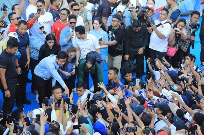 Gibran Rakabuming Raka menghadiri acara jalan sehat bersama puluhan ribu masyarakat Sulawesi Selatan di Jalan Jendral Sudirman, Kota Makassar, Sabtu (25/11/2023). (Dok. Tim Media Prabowo-Gibran)