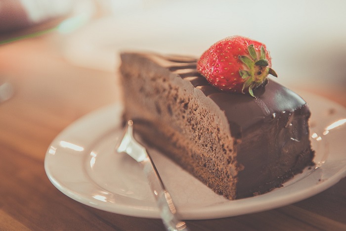 Ilustrasi makan dark chocolate yang dipercaya dapat membuat tidur Anda menjadi nyenyak. (Pixabay/Pexels)