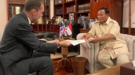 Duta Besar (Dubes) Inggris untuk Indonesia Dominic Jermey mengucapkan selamat kepada calon presiden Prabowo Subianto. (Dok. Tim Media Prabowo)