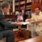 Duta Besar (Dubes) Inggris untuk Indonesia Dominic Jermey mengucapkan selamat kepada calon presiden Prabowo Subianto. (Dok. Tim Media Prabowo)