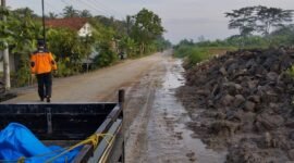 Luapan air yang merendam pemukiman warga, sedikitnya wilayah 3 RT, di Desa Bantarsari, kecamatan Bantarsari, Kabupaten Cilacap mulai surut, Sabtu (2/3/2024). (Dok. BPBD Kabupaten Cilacap)

