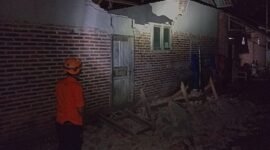 Sejumlah bangunan  tampak rusak akibat gempa berkekuatan M6,2 di Kabupaten Garut, pada Sabtu (27/4) malam. Dok. BPBD Kota Tasikmalaya)