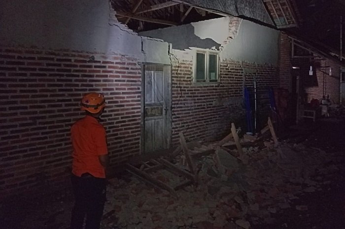 Sejumlah bangunan  tampak rusak akibat gempa berkekuatan M6,2 di Kabupaten Garut, pada Sabtu (27/4) malam. Dok. BPBD Kota Tasikmalaya)