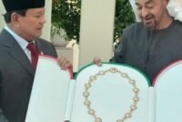 Menteri Pertahanan RI Prabowo Subianto menerima anugerah 'Zayed Medal' dari Presiden Uni Emirat Arab (UAE), Yang Mulia Syekh Mohamed bin Zayed Al Nahyan (MBZ).. (Dok. Tim Media Prabowo)