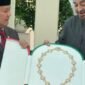 Menteri Pertahanan RI Prabowo Subianto menerima anugerah 'Zayed Medal' dari Presiden Uni Emirat Arab (UAE), Yang Mulia Syekh Mohamed bin Zayed Al Nahyan (MBZ).. (Dok. Tim Media Prabowo)