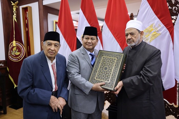 Menteri Pertahanan (Menhan) RI Prabowo Subianto menerima kunjungan dari Grand Syekh atau Imam Besar Al Azhar Mesir, Ahmed Al Tayeb di Kementerian Pertahanan. (Dok. Tim Media Prabowo)