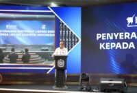 Foto : Ketua BNSP, Syamsi Hari, menyerahkan Sertifikat Lisensi kepada LSP IND Logistik Indonesia  di Bandung, 14 Agustus 2024, sekaligus menandai pengesahan resmi LSP dalam bidang Pos dan Logistik, didukung oleh PT Pos Indonesia dan ASPERINDO. (Doc.Ist)