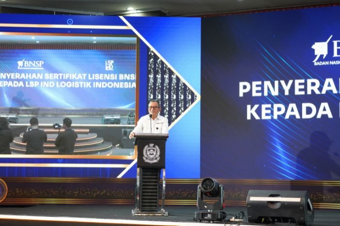 Foto : Ketua BNSP, Syamsi Hari, menyerahkan Sertifikat Lisensi kepada LSP IND Logistik Indonesia  di Bandung, 14 Agustus 2024, sekaligus menandai pengesahan resmi LSP dalam bidang Pos dan Logistik, didukung oleh PT Pos Indonesia dan ASPERINDO. (Doc.Ist)