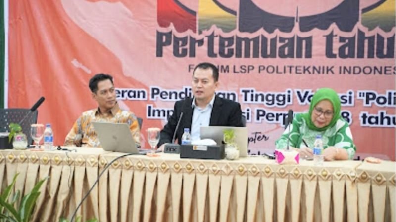 Foto : Prof. Amilin, Komisioner BNSP, memberikan paparan dalam Workshop Nasional di Politeknik Negeri Padang, membahas sertifikasi kompetensi dan implementasi Perpres 68 Tahun 2022, dengan kehadiran 38 perwakilan LSP se-Indonesia. (4/9/24). (Doc.BNSP)