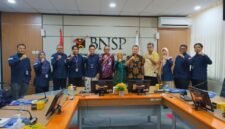 Foto : Rapat koordinasi antara LSP KPK dan BNSP di Jakarta (19/9/24) dibuka oleh Ketua BNSP dalam meningkatkan kerja sama sertifikasi profesi di bidang pemberantasan korupsi. (Doc.BNSP)