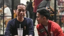 Presiden Jokowi bersama putra bungsunya Kaesang Pangarep. (Facebook.com @Kaesang Pangarep)  