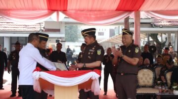 Foto : Ketua BNSP menunjukkan LSP kepada Jaksa Agung Burhanuddin, disaksikan Wakil Jaksa Agung Feri Wibisono dan Kabadiklat Rudi Margono. (Doc.Ist)