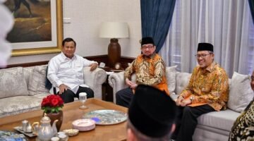 Presiden terpilih sekaligus Ketua Umum Partai Gerindra Prabowo Subianto menerima kedatangan Majelis Syuro Partai Keadilan Sejahtera Dr. Salim Segaf Aljufri. (Instagram.com @aheryawan)  