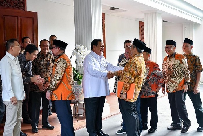 Presiden terpilih sekaligus Ketua Umum Partai Gerindra Prabowo Subianto menerima kedatangan Majelis Syuro Partai Keadilan Sejahtera Dr. Salim Segaf Aljufri. (Instagram.com @aheryawan)