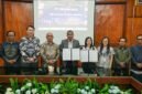 Penandatanganan Memorandum of Agreement (MoA) antara Musim Mas dan Universitas Islam Negeri Sumatera Utara (UINSU) Medan, untuk merenovasi ruang belajar menjadi Smart Class yang lebih modern dan nyaman, yang akan mendukung kegiatan akademik mahasiswa Pascasarjana UINSU. Penandatangan Kerjasama ini dilakukan pada (19/12), yang dihadiri oleh Prof. Dr. Muzakkir, M.Ag, Wakil Rektor IV Bidang Kerja Sama dan Pengembangan Lembaga. (keempat dari kiri), Gunawan Siregar selaku Direktur Utama Musim Mas (ke