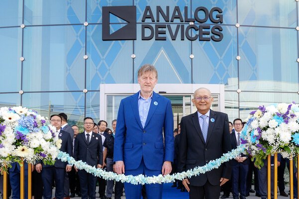 CEO dan Chair Analog Devices, Vincent Roche (kiri), bersama Managing Director Analog Devices Thailand, Wirat Sri-amonkitkul (kanan), saat seremoni pemotongan pita yang menandai pembukaan fasilitas manufaktur canggih terbaru ADI di Thailand.