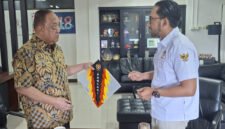Ketua Umum Persatuan Layangan Aduan Seluruh Indonesia H. Essa Muhammad bersama Ketua Umum KONI Pusat Marciano Norman secara resmi menandatangani Nota Kesepahaman.