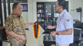 Ketua Umum Persatuan Layangan Aduan Seluruh Indonesia H. Essa Muhammad bersama Ketua Umum KONI Pusat Marciano Norman secara resmi menandatangani Nota Kesepahaman.
