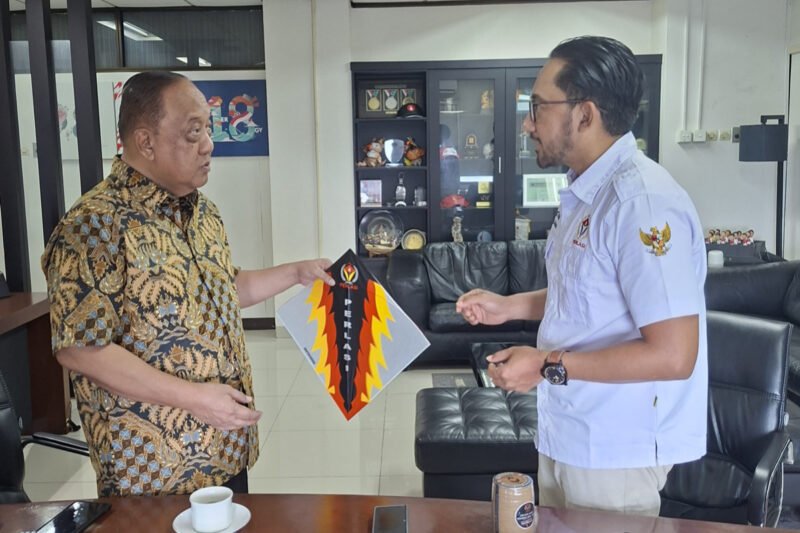Ketua Umum Persatuan Layangan Aduan Seluruh Indonesia H. Essa Muhammad bersama Ketua Umum KONI Pusat Marciano Norman secara resmi menandatangani Nota Kesepahaman.