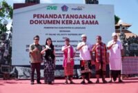 RVE Trans bersama Pemerintah Kabupaten Klungkung menandatangani Nota Kesepahaman (MoU) untuk mendorong transformasi Nusa Penida menuju pulau hijau dan bebas emisi pada 2027. (Dok. PT RVE Trans)
