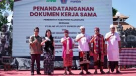 RVE Trans bersama Pemerintah Kabupaten Klungkung menandatangani Nota Kesepahaman (MoU) untuk mendorong transformasi Nusa Penida menuju pulau hijau dan bebas emisi pada 2027. (Dok. PT RVE Trans)